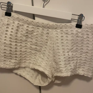 Zara shorts  - Jättegulliga vita shorts från zara knappt använda storlek S och passar mig som har xs-s🤍