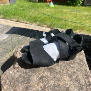 Svart lågklackade skor  - Svarta lågklakade skor 