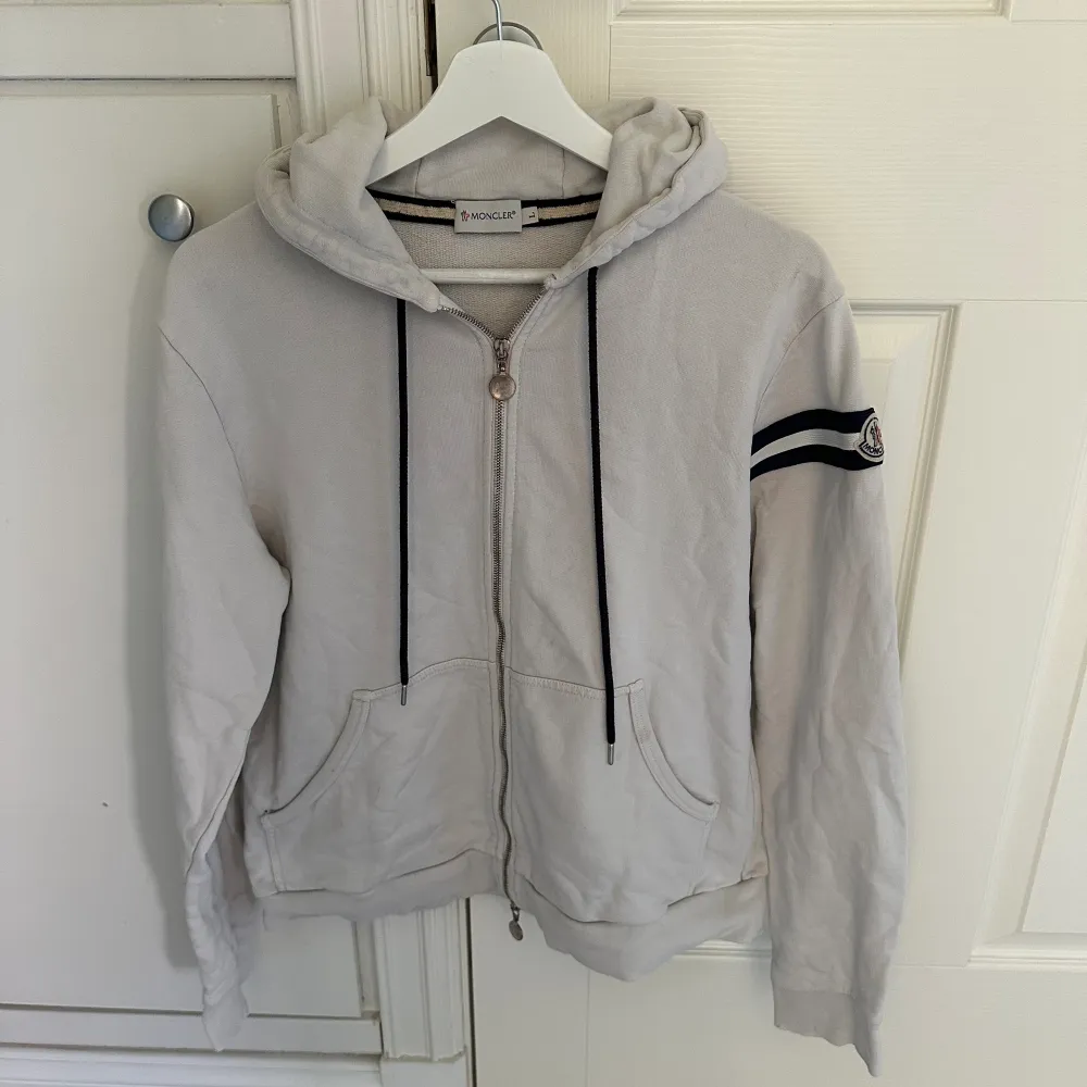 Moncler zip - Vit Storlek: L fits S Skick: 6,5/10 Pris: 1599:-   Skriv pm för mer information . Tröjor & Koftor.