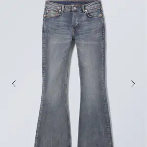 Säljer dessa jeans för att inte var rätt storlek, därav är de i bra skick använda 1gång. köpte för 590 men kom med prisförslag!!!! 😊😊