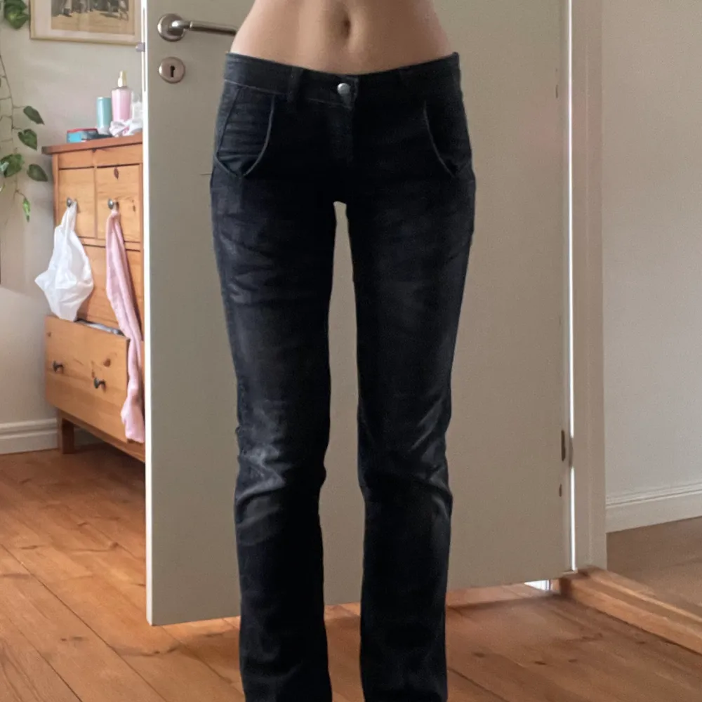 W28 med innerbenslängd 84cm. En gammal modell från H&M som inte säljs längre. Jeans & Byxor.