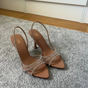 Zara klackskor  - Säljer dessa SKIT snygga klackar ifrån zara. Jag älskar dessa men tyvärr så kan jag inte gå i dom för får ont och därför känns det onödigt att behålla dom🥲 