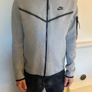 Nike Tech Fleece - Nike Tech Fleece Grå, säljer då den bara hänger i garderoben, använd fåtal gånger, väldigt fint skick, nypris ca 1000kr, hör gärna av er vid frågor, kan mötas upp i Lund 
