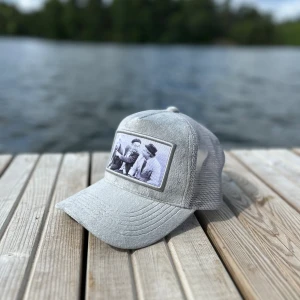 Velvet keps - Säljer en riktigt snygg jönsonliggan velvet keps, hel oanvänd!