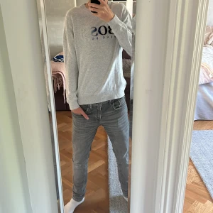 Hugo boss tröja  - Använder inte så mycket men är jätte snygg  Jag är 180 och väger 57kg och den passar perfekt  Knappt använd
