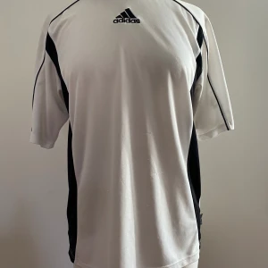 Träningströja strl S Adidas - Vit med svarta detaljer 100% Polyester 