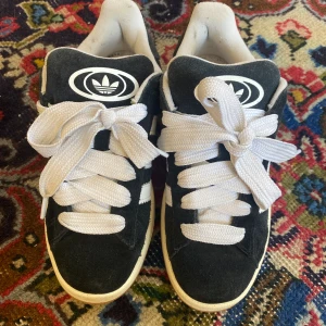 Adidas campus 00 - Svarta Adidas campus sneakers, använda ca 5 gånger🤝