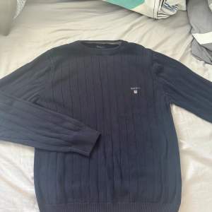 Jättefin gant tröja i mörkblå färg, storlek s men passar även xs