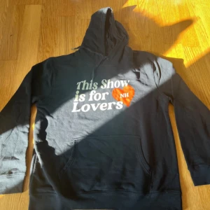 Niall horan hoodie - Niall horan merch Köpt på the show live on tour, Niall koncert, tidigare iår Säljs på hemsidan för 1100kr+frakt Endast testad, säljs då den är för stor