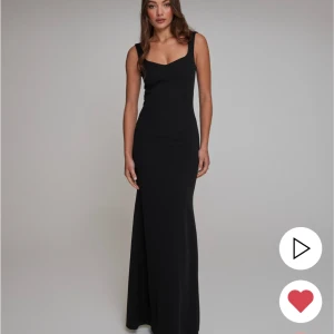 nelly klänning - säljer denna helt slutsålda fina klänningen från Nelly i storlek xs, har lapparna kvar 💕