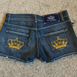 Victoria Beckham  - Säljer supersnygga shorts från Victoria Beckham, dom är i jättebra skick och är i storlek w29. Dom har inga defekter eller liknande, pris kan diskuteras  🫶💕 