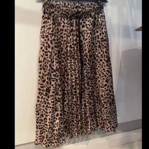 Leopard kjol - Från zara, storlek XS. Nyskick