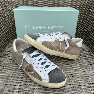 Phillipe model skor - Ett par riktigt feta Phillipe model skor i ett bra skick 8/10 skick. Man får box till när man köper. Perfekta nu till höst/vinter skorna är i storlek 40 men passar 41. Hör av er vid några funderingar!