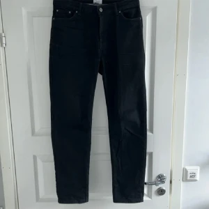 Grunt jeans - Grunt jeans Strl: W28 Skick: 9/10 Passform: Relaxed fit Nypris: 600kr Skriv om ni har några funderingar💫