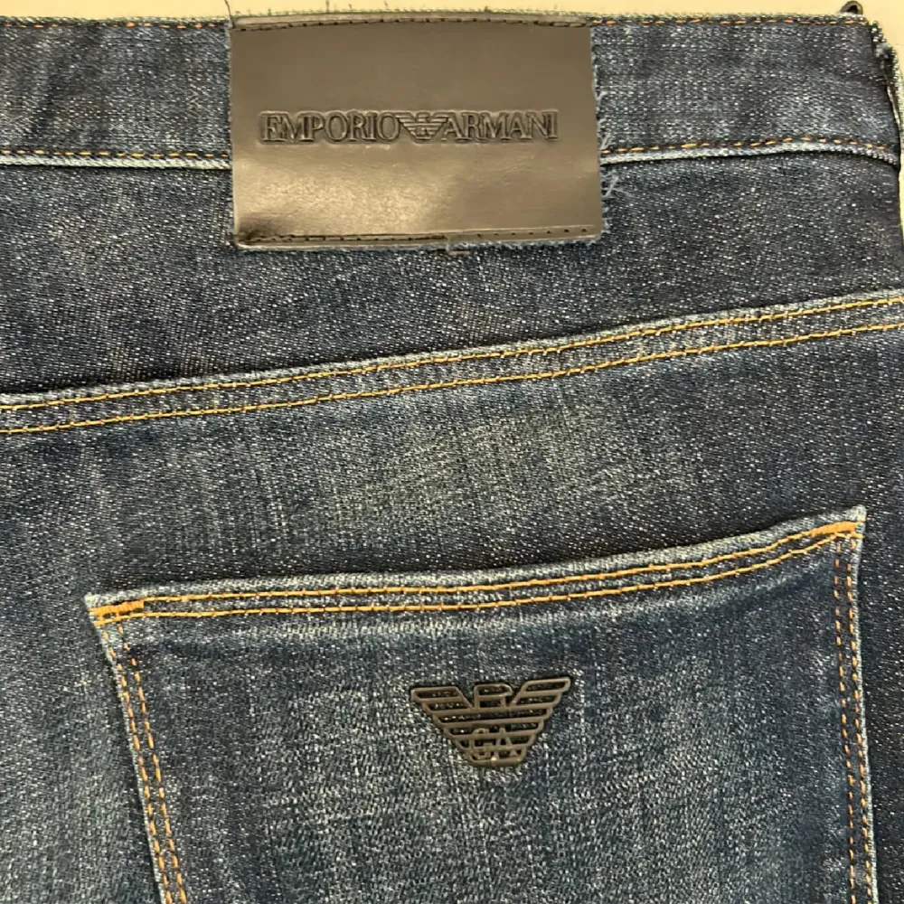 Äkta armani jeans Strl: 31/32 Skick: 9/10 Nypris: 1600kr Skriv om ni har några funderingar💫. Jeans & Byxor.