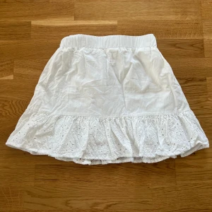 Sinsay kjol - Supersöt kjol från Sinsay i fint skick💓💕 längd ca 39cm, midjemått ca 31-32cm. Storlek S men stretchig, passar mig med xs också