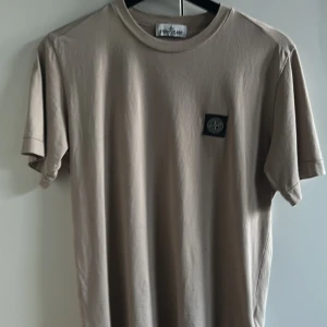Stone island tröja i väldigt bra skick 😃 - Stone island  tröja i storlek s/m i väldigt fint skick. Inköpt på nk förra året 