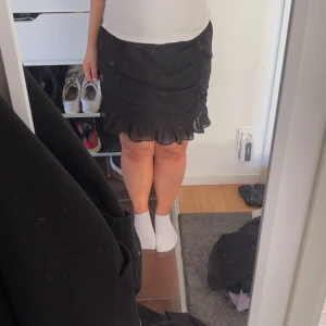 Svart NA-KD kjol  - Säljer min fina kjol ifrån NA-KDi strl.40 men passar 38-40  Använd ett fåtal gånger, inga defekter!  Använd köp nu!💕