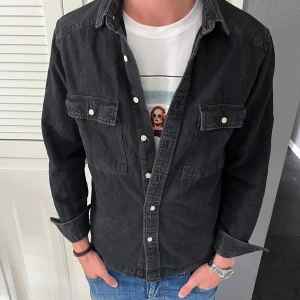 These Glory Days Overshirt - These Glory Days Overshirt i ganska fint skick. Inga flaws men använt skick. Strl M Sitter något kort på mig som är 185 och väger ca 70kg