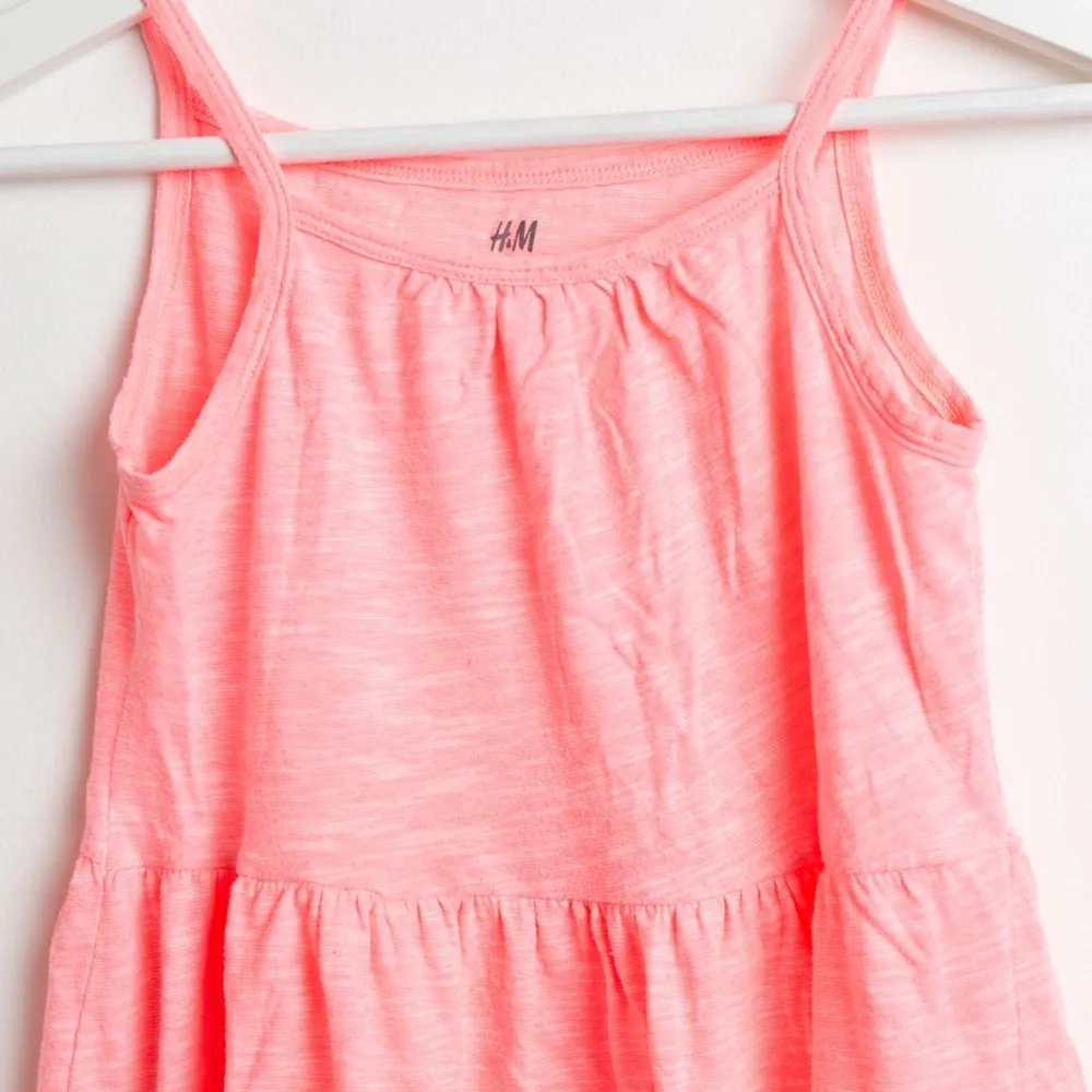 En rosa barnklänning från hm i storleken 134/140 för 8-10 år💕. Klänningar.