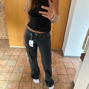 Jeans med låg midja - Helt nya oanvända raka jeans med låg midja från nakd i storlek 36 eller S. Nypris 800 kr🤍