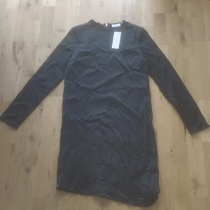 Svart modest klänning Calvin klein - Svart modest klänning från Calvin klein