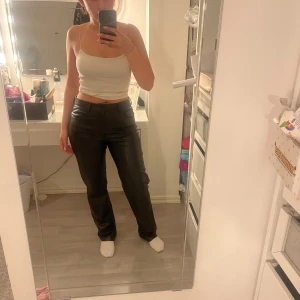 Skinnbyxa den Zara - Skinnbyxa den Zara storlek M sitter perfekt och lite löst 😍priset kan diskuteras. Jag betalar endas frakt över 350kr passa på att ta fler kläder så spara du lite pengar 👌