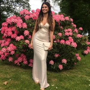 Balklänning  - Så fantastiskt fin balklänning! Endast använd en gång såklart och då jag inte hittar användning för deb säljer jag nu vidare den. Nypris 5000kr