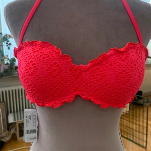Bikinitop Calzedonia - Helt nya bikinitoppar från Calzedonia år 2016. Denna säsong var och är fortfarande en favorit bland alla senare års kollektioner. Samtliga toppar är i storlek S/75.