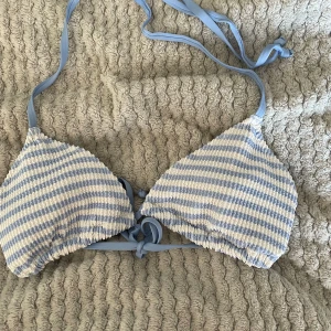 blårandig bikiniöverdel - blårandig bikiniöverdel ifrån H&M med vaddering som man kan ta ut. Storlek 42 men passar nog de flesta.