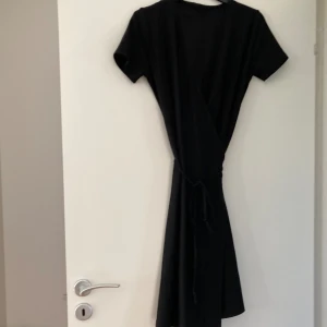 Omlott klänning  - Svart 