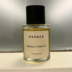 Essnce absolu vanilla - Absolu vanilla från essnce Etiketten är lite sliten men inte använt den mycket 