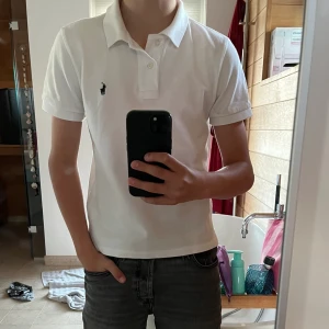 Polo Ralph lauren piké - Riktigt fet polo Ralph lauren piké i nyskick. Riktigt bra pris. Modellen på bilden är 162. Hör av er vid frågor