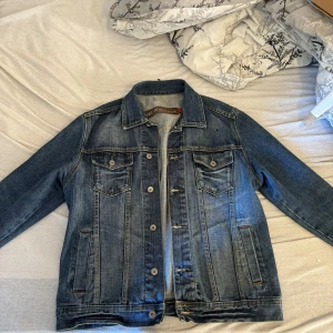 Jeans jacka  - Jeans jacka som inte passar mig längre   Ett litet brännhål på jackan (kolla bild)   Annars väldigt stilig 