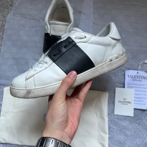 Valentino Garavani Open Sneakers - Säljer nu dessa asfeta Valentino Opens, skick 9/10 och inga defekter på skorna. Pris kan diskuteras vid snabb affär. Skriv gärna vid eventuella frågor eller funderingar! 