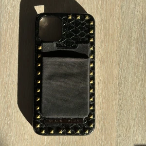 Ideal of sweden skal💕 - Säljer mitt ideal of sweden skal där jag har sattit på en ficka själv där man kan ha korten i. Det är i iPhone 11 PRO och säljer pågrund av att jag har fått en ny mobil💕