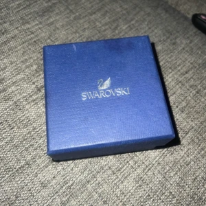 Svart armband  - Ett armband från Swarovski. Köpt från Australien