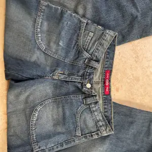 Baggy jeans med coola detaljer. Mycket bra skick och otroligt smickrade passform. Inget slitage och nästintill oanvända! Pm för mer info!💙