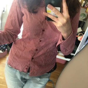 Röd rutig blus  - Jättefin vintage röd skjorta/blus! Hör av dig vid frågor 🫶 