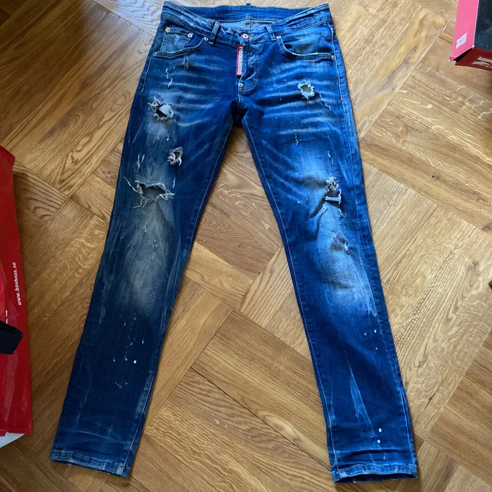 Dsquared jeans vill få bort snabbt, flyttar om 8 dagar så skriv snabbt. Skriv för mer information eller bilder. 600kr inte ett fast pris.. Jeans & Byxor.