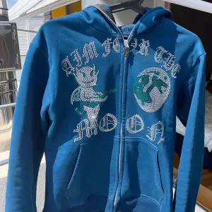 Säljer en Aim for the moon hoodie i färgen marine blue. I storlek M men passar även S. Bra skick och inte så använd. 