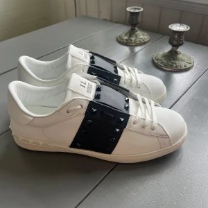 Valentino open - Svarta valentino open i storlek 43. Snygga och helt oanvända. Dustbag, låda, påse och skorna ingår. Säljer pga att dom är för små för mig. Hör gärna av om du vill byta mot något annat.