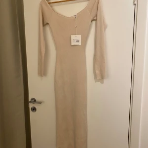 Missguided klänning - Helt ny med prislapp kvar ( enda defekt är att storlekslappen sitter lite löst, se bild). Super stretchigt och skönt material❤️  Modellen: sweetheart Bardot midi dress  