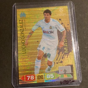 Panini Lucho Gonzalez Shiny Gold Card UEFA 2011-2012 - Fint kort skickas i sleeve och toploader 
