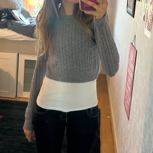 Croppad grå stickad tröja  - Grå kabelstickad tröja som är croppad. Står inget märke eller storlek men skulle säga XS 💗 Skriv gärna om ni har frågor eller vill ha fler bilder 🫶🫶