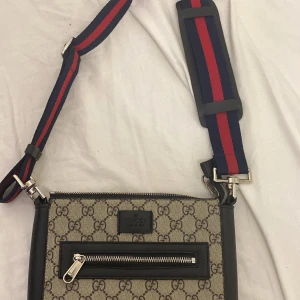 Gucci Messenger Bag - Har används 4-5 gånger. Säljs pågrund av nytt köp. Använder inte den längre och den är i riktigt bra skick! Kan även ta emot byten!