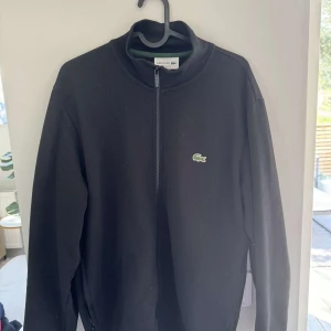 Lacoste ziptröja - Storlek L, är själv 186 och väger 82 kg och den sitter väldigt bra. Använt väldigt få gånger därav säljer jag den, köpt för 1550 men säljer för 300, pris kan diskuteras