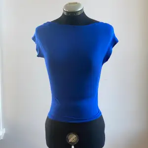 Jättefin topp i koboltblå med öppen rygg 💙knappt använd, säljer för att den är för liten för mig 🩵💕