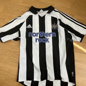 Newcastle tröja 03/04 - Äkta matchtröja från newcastle säsongen 03/04 Bra Skick 7,5/10  Lite slitningar eftersom den är begagnad