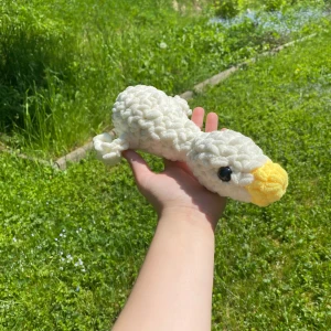 Hank! - Det här är Hank! Han var, innan jag virkade honom en desk-top-goose som jag namngav Hank. Jag älskar honom med hela mitt hjärta och jag hoppas att du också kommer det! 